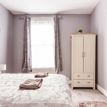 4 Bedroom House, 2 Min Walk From Station London Exterior photo