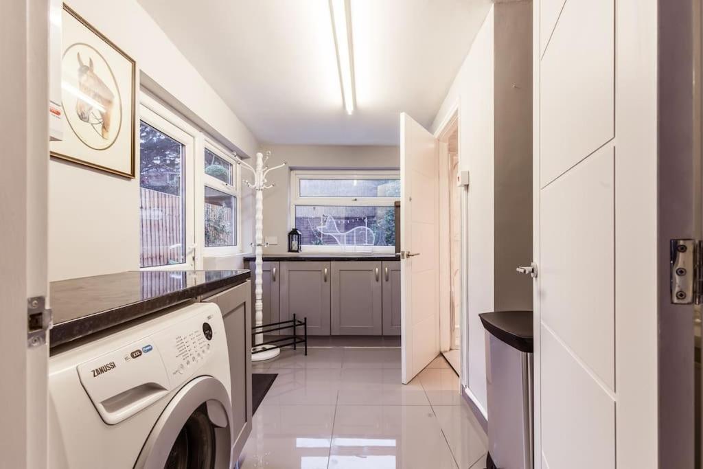 4 Bedroom House, 2 Min Walk From Station London Exterior photo