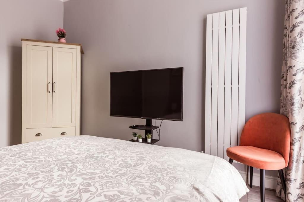 4 Bedroom House, 2 Min Walk From Station London Exterior photo