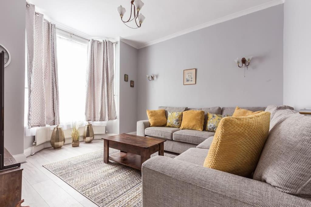 4 Bedroom House, 2 Min Walk From Station London Exterior photo