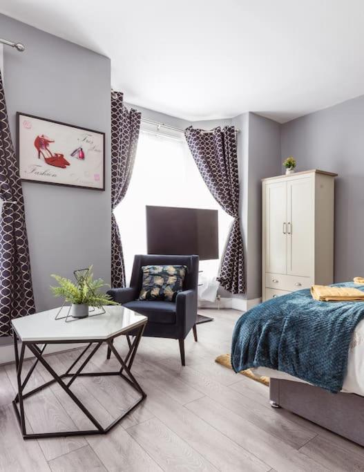 4 Bedroom House, 2 Min Walk From Station London Exterior photo